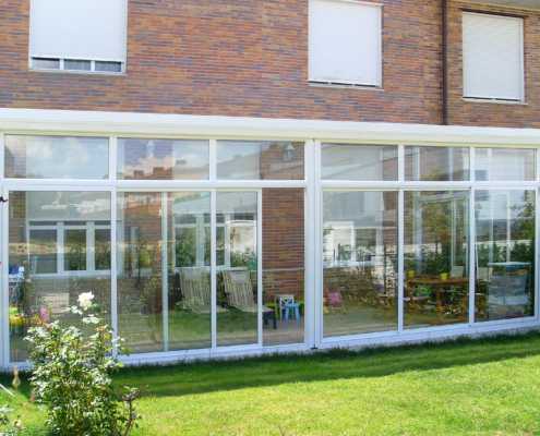 Cerramiento de terraza con techo movil manual de policarbonato y puertas correderas de 3 hojas en 3 carriles 3