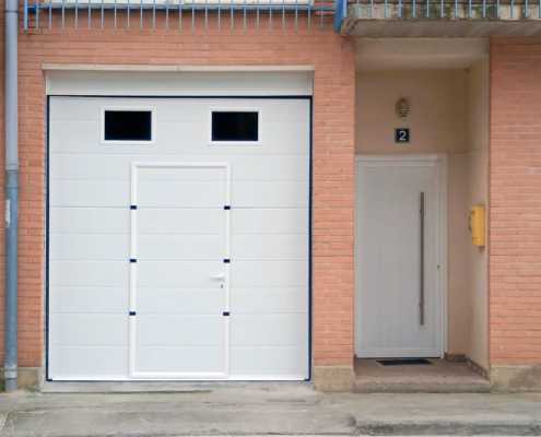Puerta de entrana y puerta seccional garaje en Caparroso