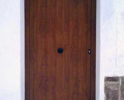 Puerta entrada panel ranurado sin clavos y pomo negro